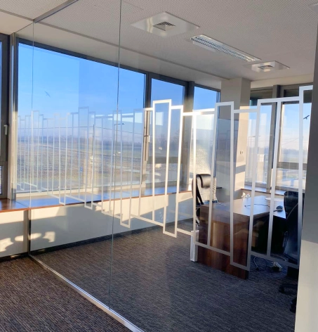 Térelválasztó üvegfal